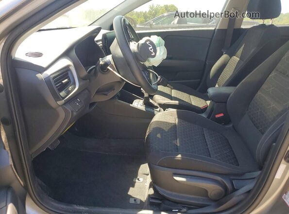 3KPA24AD4NE464091 2022 KIA RIO Gray Front interior view