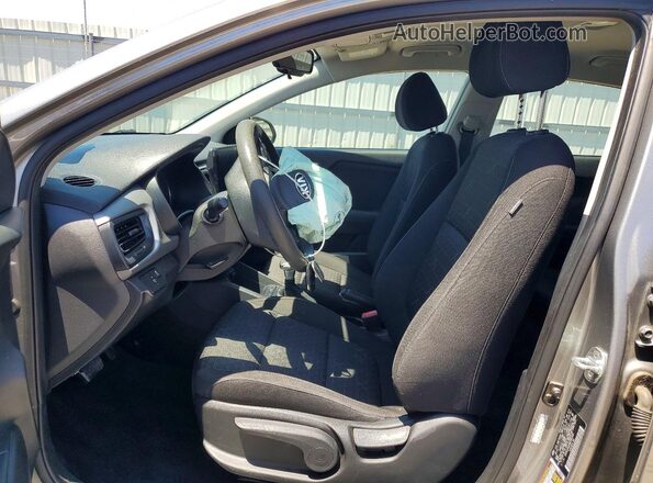3KPA24AD5ME382398 2021 KIA RIO Gray Front interior view