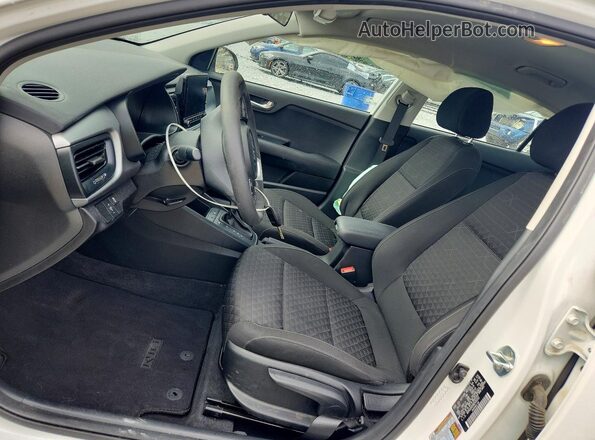 3KPA24AD5ME400253 2021 KIA RIO Silver Widok wnętrza z przodu