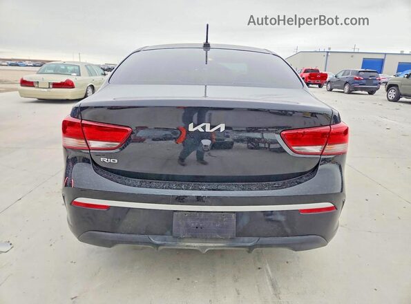 3KPA24AD5PE615670 2023 KIA RIO Black Widok z tyłu