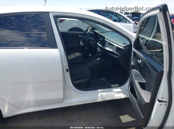 3KPA24AD6NE486822 2022 KIA RIO White Սալոնի դիմացի տեսք