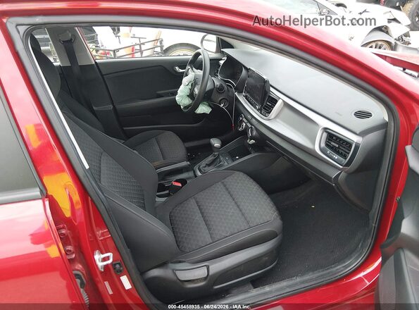 3KPA24AD7PE578332 2023 KIA RIO Red Widok wnętrza z przodu