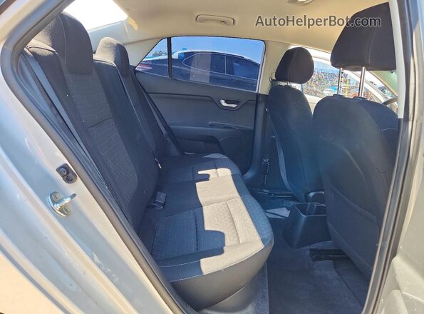 3KPA24AD8LE315339 2020 KIA RIO Silver Rear seats view