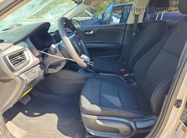 3KPA24AD8LE315339 2020 KIA RIO Silver Front interior view