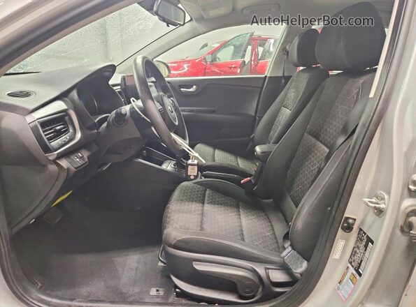 3KPA24AD8ME386302 2021 KIA RIO Silver Вид салону спереду