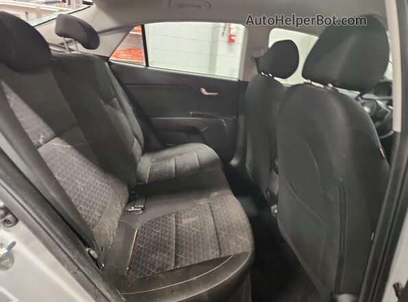 3KPA24AD8ME386302 2021 KIA RIO Silver Вид задніх сидінь