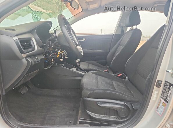 3KPA24AD9ME382324 2021 KIA RIO Silver Вид салону спереду