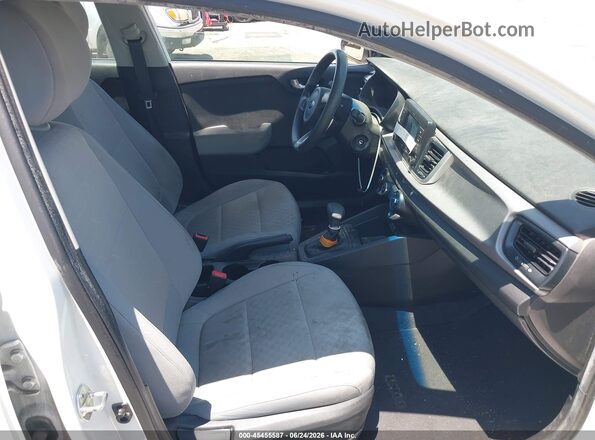 3KPA25AB8JE087621 2018 KIA RIO White Front interior view