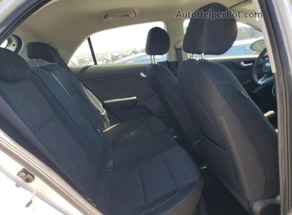 3KPA25AB9JE094271 2018 KIA RIO Silver Հետևի նստատեղերի տեսք
