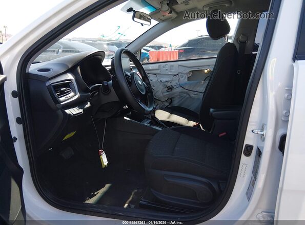 3KPA25AD1ME378077 2021 KIA RIO 5-DOOR White Вид салону спереду