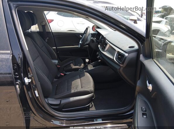 3KPA25AD8ME391702 2021 KIA RIO 5-DOOR Черный Вид салона спереди