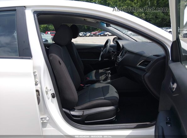 3KPC24A33JE024258 2018 HYUNDAI ACCENT White Front interior view