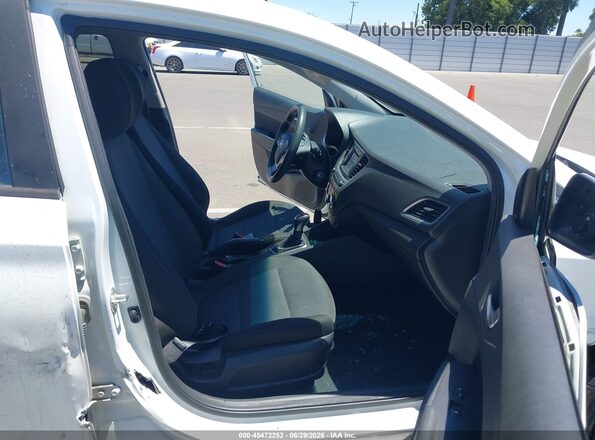 3KPC24A33JE032859 2018 HYUNDAI ACCENT White Widok wnętrza z przodu