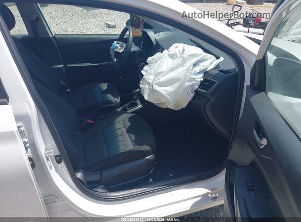 3KPC24A61ME139049 2021 HYUNDAI ACCENT Белый Вид салона спереди