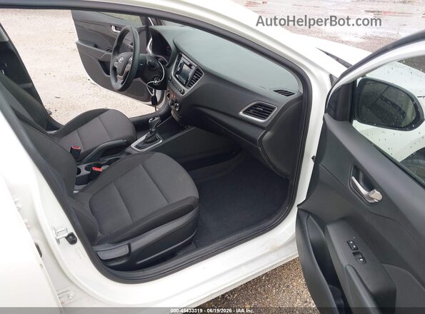 3KPC24A67LE106975 2020 HYUNDAI ACCENT Белый Вид салона спереди