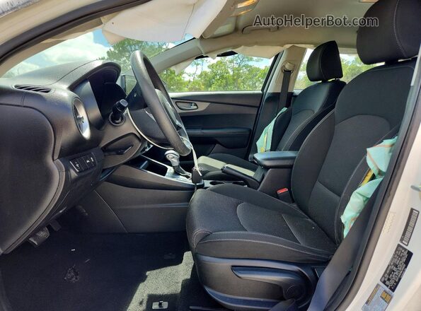 3KPF24AD0ME269609 2021 KIA FORTE White Front interior view
