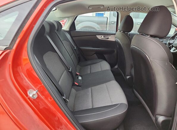3KPF24AD0NE416657 2022 KIA FORTE Red Vista de los asientos traseros