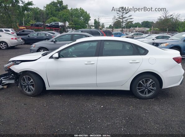 3KPF24AD0NE431983 2022 KIA FORTE White Вид задньої частини салону