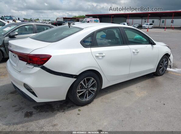 3KPF24AD0NE488572 2022 KIA FORTE White Trasero derecho
