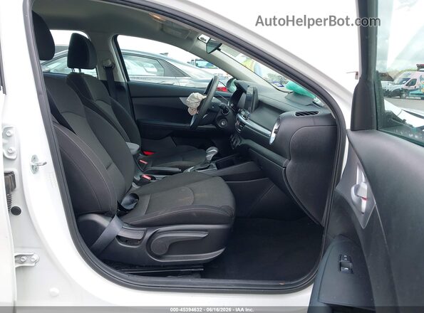 3KPF24AD0NE488572 2022 KIA FORTE White Vista interior delantera