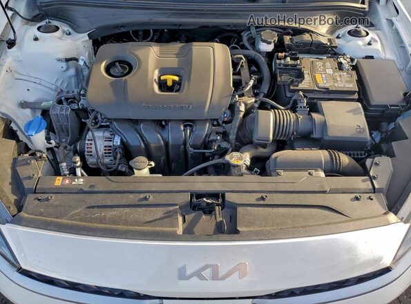 3KPF24AD0PE559885 2023 KIA FORTE White Вид задньої частини салону