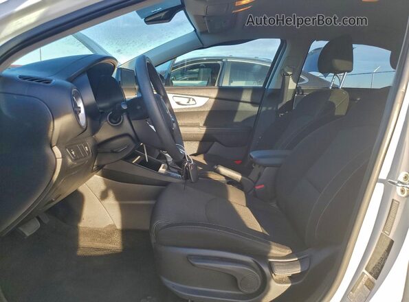 3KPF24AD0PE559885 2023 KIA FORTE White Вид салону спереду