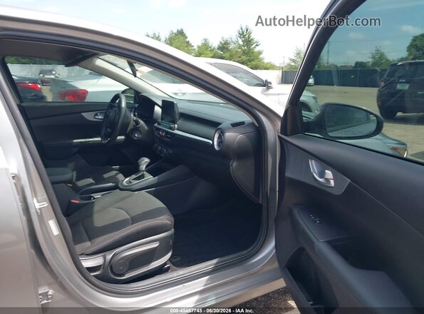 3KPF24AD0PE611483 2023 KIA FORTE Silver Вид салону спереду