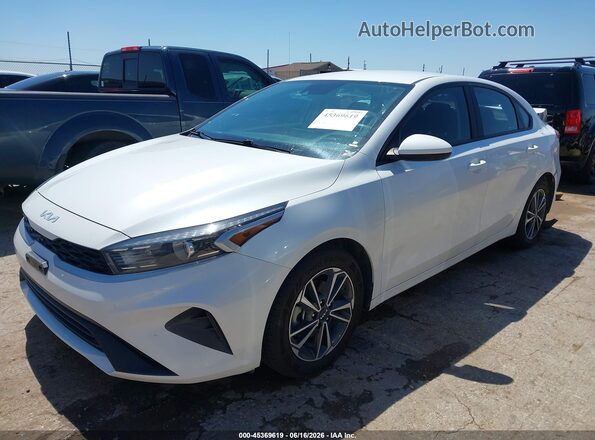 3KPF24AD0PE647478 2023 KIA FORTE White Vista tres cuartos delantera izquierda