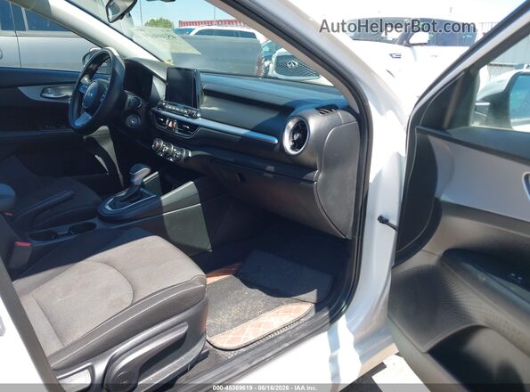 3KPF24AD0PE647478 2023 KIA FORTE White Vista interior delantera
