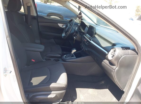 3KPF24AD0RE779529 2024 KIA FORTE White Widok wnętrza z przodu