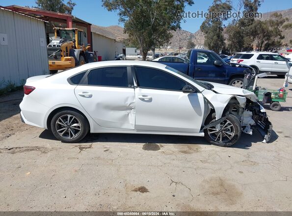 3KPF24AD0RE779529 2024 KIA FORTE White Widok wnętrza z tyłu