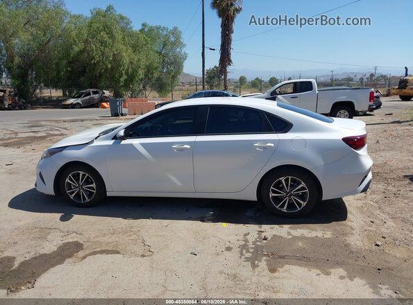 3KPF24AD0RE779529 2024 KIA FORTE White Widok wnętrza 360 stopni