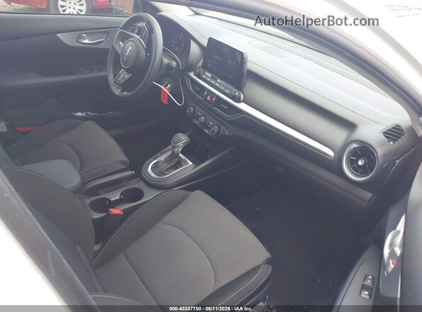 3KPF24AD0RE793348 2024 KIA FORTE White Вид салону спереду