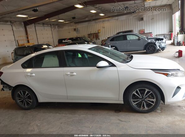 3KPF24AD0RE817289 2024 KIA FORTE White Вид задньої частини салону