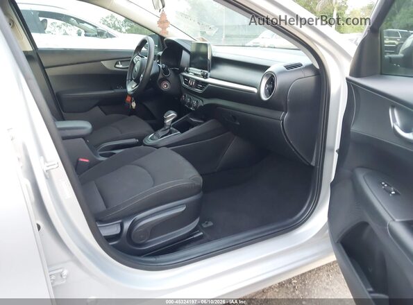 3KPF24AD1ME344849 2021 KIA FORTE Серебряный Вид салона спереди