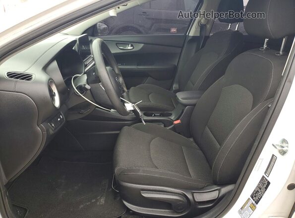 3KPF24AD1ME376393 2021 KIA FORTE White Front interior view