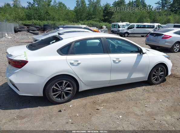 3KPF24AD1NE427960 2022 KIA FORTE White Widok wnętrza z tyłu