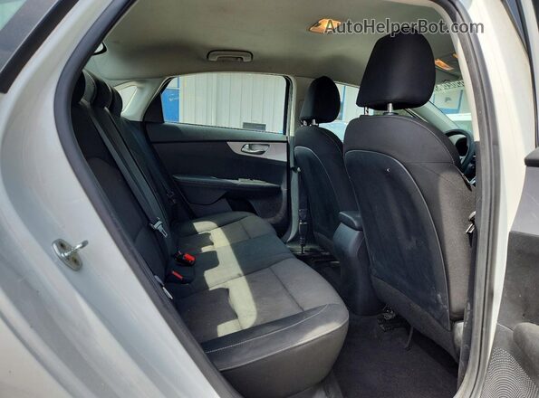 3KPF24AD1PE589042 2023 KIA FORTE White Вид задніх сидінь