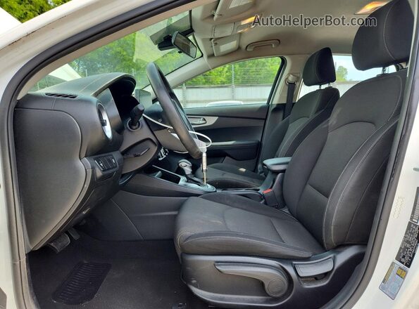 3KPF24AD1PE589042 2023 KIA FORTE White Вид салону спереду