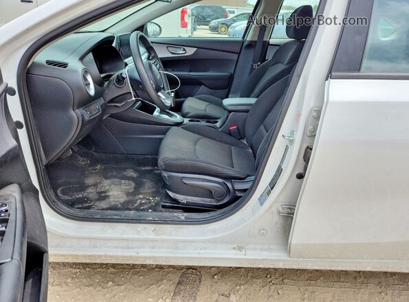 3KPF24AD1PE650065 2023 KIA FORTE Белый Вид салона спереди