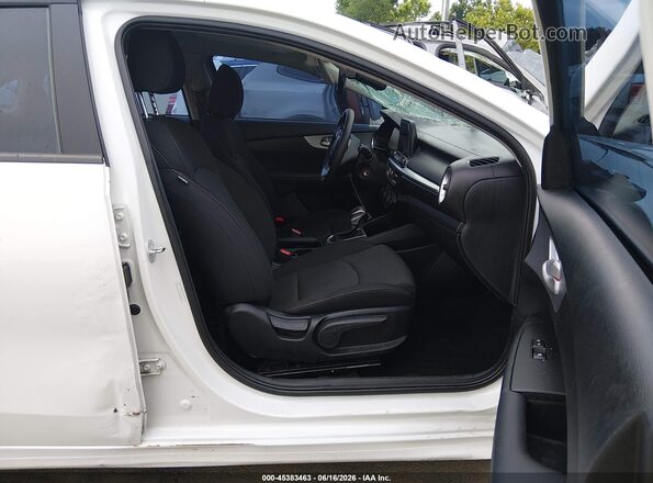 3KPF24AD1RE822629 2024 KIA FORTE White Вид салону спереду