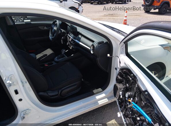 3KPF24AD2KE098990 2019 KIA FORTE White Вид салону спереду