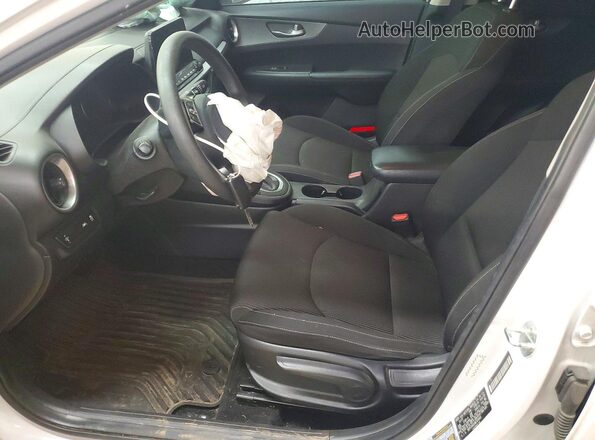 3KPF24AD2ME339403 2021 KIA FORTE White Front interior view
