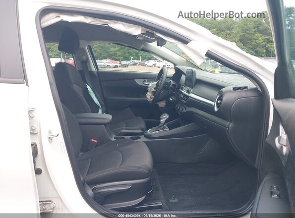3KPF24AD2PE544658 2023 KIA FORTE White Widok wnętrza z przodu