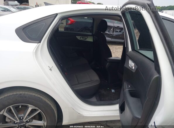 3KPF24AD2PE587221 2023 KIA FORTE White Vista de la etiqueta del VIN