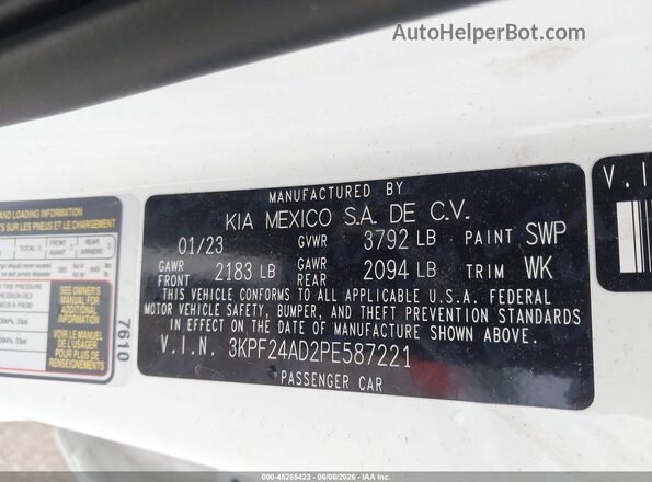 3KPF24AD2PE587221 2023 KIA FORTE White Vista del compartimento del motor