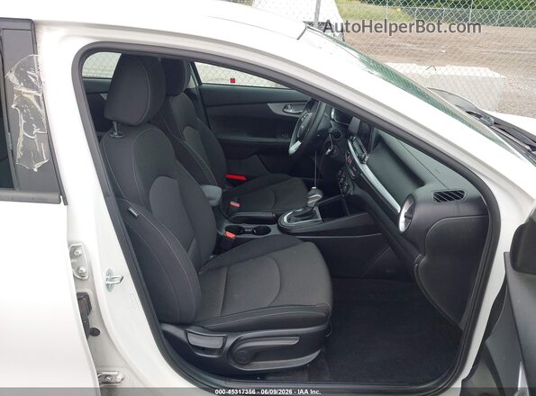 3KPF24AD2PE621738 2023 KIA FORTE White Вид салону спереду