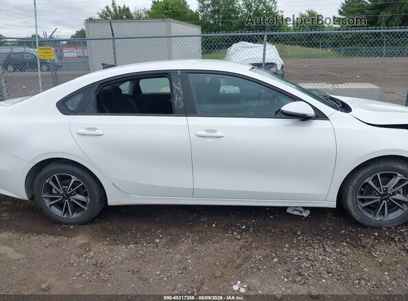 3KPF24AD2PE621738 2023 KIA FORTE White Вид задньої частини салону