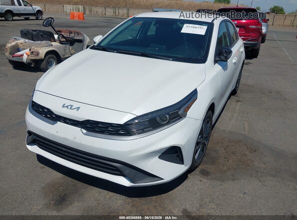 3KPF24AD2RE702032 2024 KIA FORTE White Vista tres cuartos delantera izquierda
