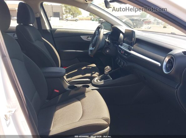 3KPF24AD2RE702032 2024 KIA FORTE White Vista interior delantera